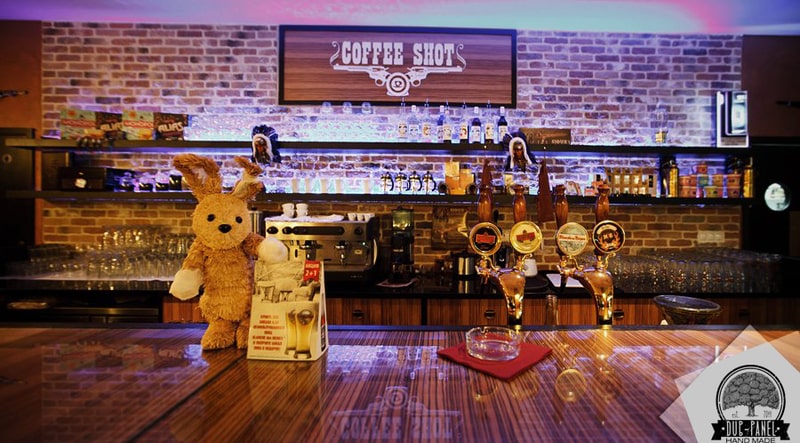 Барная стойка и дверь на кухню в кафе Coffee Shot